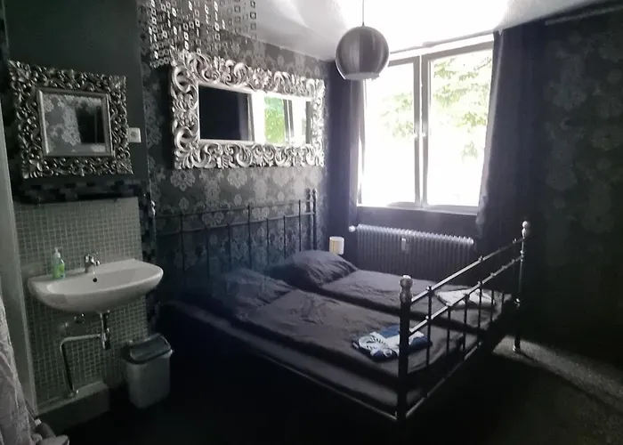 Kiezbude Hostel *